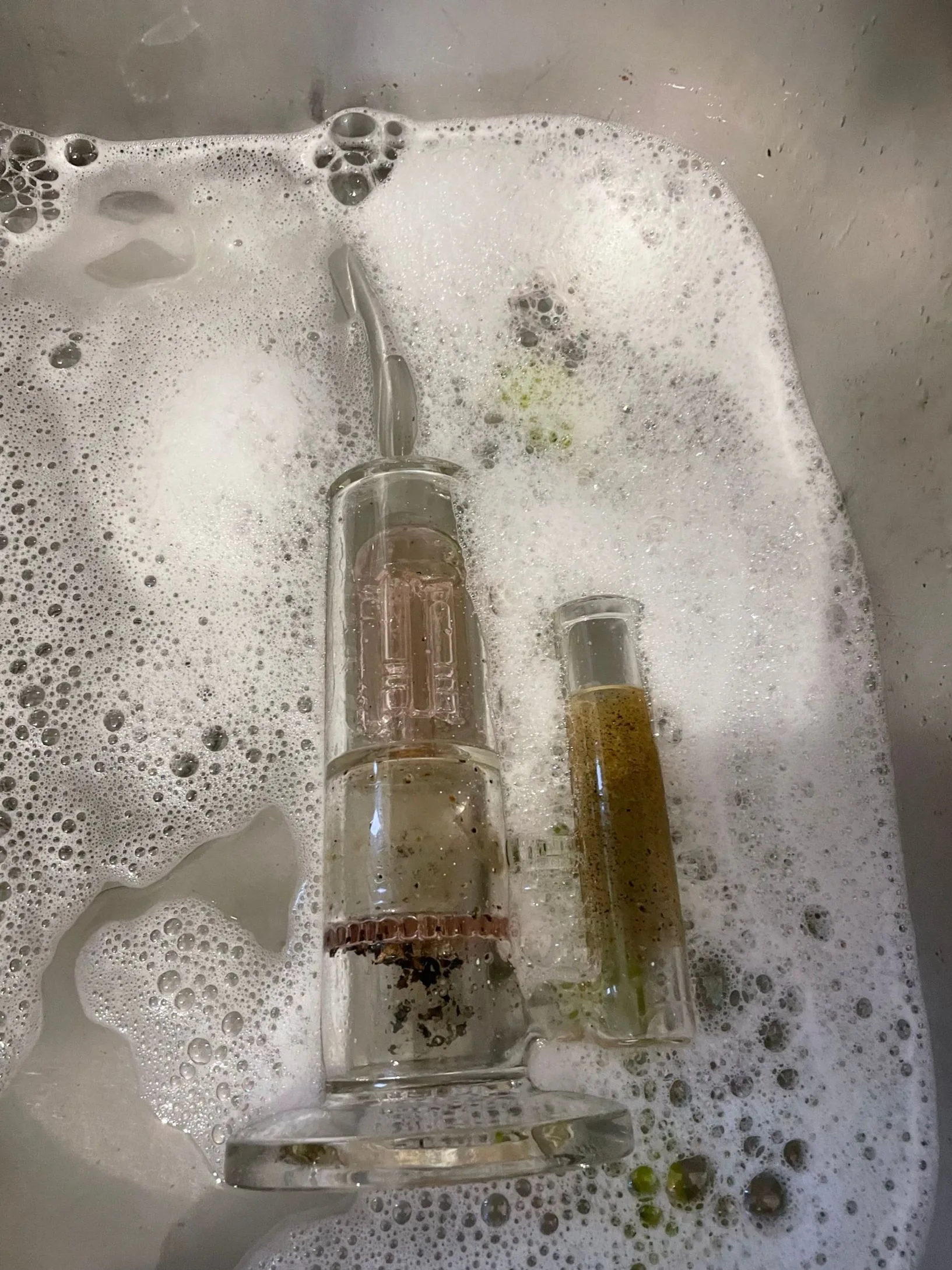 dirty percolator bong chamber cleaning concept